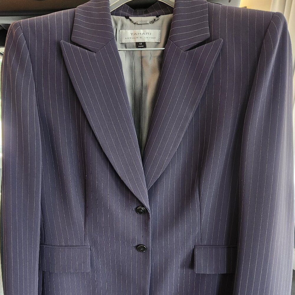 Tahari: 2pc Pant Suit (size 12)